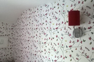 ケンブリッジシャーにあるミッドセンチュリースタイルのおしゃれな寝室のレイアウト