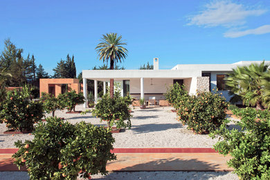 Vivienda mediterránea entre naranjos