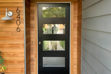 Ejemplo de puerta principal de tamaño medio con paredes marrones y puerta simple