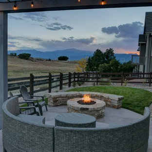 Kleiner, Halbschattiger Stilmix Garten im Herbst, hinter dem Haus mit Feuerstelle und Betonplatten in Denver