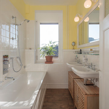 Gelbes Badezimmer mit Einbaubadewanne