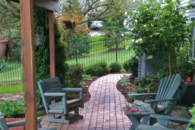 Example of a minimalist patio design in Detroit