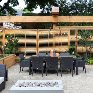 Réalisation d'un grand xéropaysage design avec une cheminée.