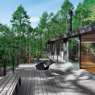 他の地域のモダンスタイルのおしゃれなテラス・中庭 (デッキ材舗装、日よけなし) の写真