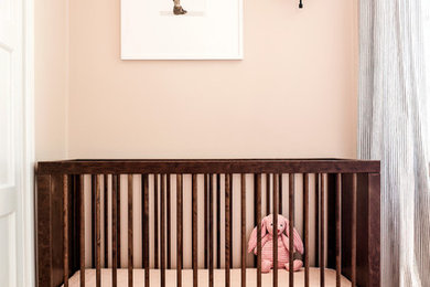 ロサンゼルスにあるコンテンポラリースタイルのおしゃれな赤ちゃん部屋の写真