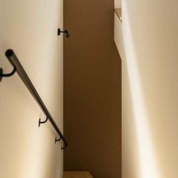 山の麓のだんだん屋根の家