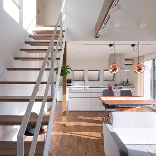 神戸のコンテンポラリースタイルのLDKの画像 (白い壁、無垢フローリング、茶色い床)