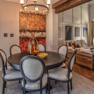 ヒューストンの中サイズのトランジショナルスタイルのLDKの画像 (グレーの壁、淡色無垢フローリング)