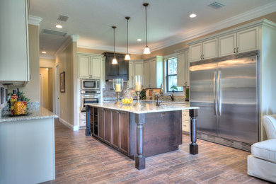Kitchen - traditional kitchen idea in Orlando