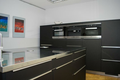 Moderne Küche mit Kücheninsel in Köln