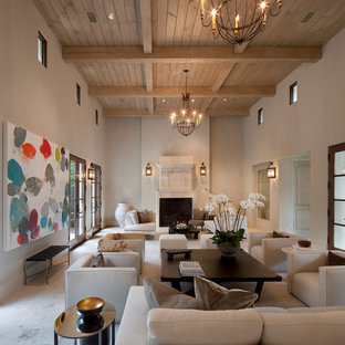 Geräumiges, Repräsentatives, Fernseherloses, Abgetrenntes Mediterranes Wohnzimmer mit beiger Wandfarbe, Kamin und Travertin in Houston