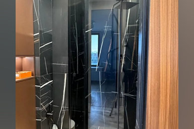 На фото: ванная комната с душем с распашными дверями с