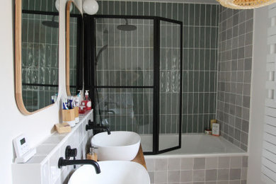 Cette image montre une salle de bain design.