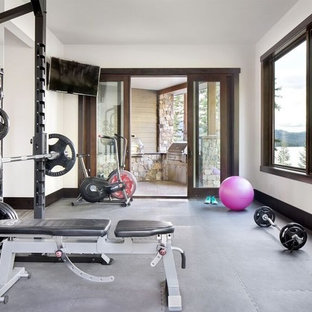他の地域の中サイズのラスティックスタイルのおしゃれな多目的ジム (白い壁、グレーの床) の写真