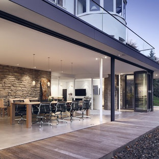 エッセンの広いコンテンポラリースタイルのLDKの画像 (ベージュの壁、ベージュの床)