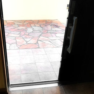 他の地域の引き戸アジアンスタイルのおしゃれな玄関ドア (セラミックタイルの床、ターコイズの床) の写真