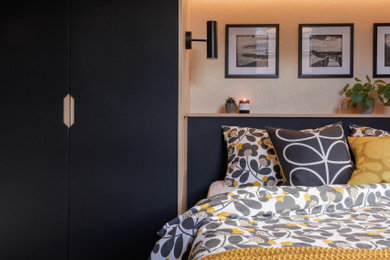 ロンドンにある小さな北欧スタイルのおしゃれな主寝室 (グレーの壁、カーペット敷き、グレーの床、壁紙、照明) のレイアウト