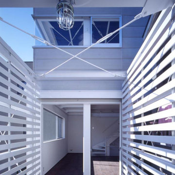 敷地15坪、建坪10坪、4層からなる立体連続ワンルームに住まう：東灘の住宅
