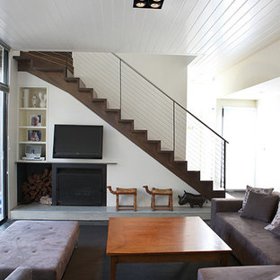 Idéer för att renovera ett mellanstort funkis separat vardagsrum, med vita väggar, skiffergolv, en öppen vedspis, en spiselkrans i metall och en väggmonterad TV