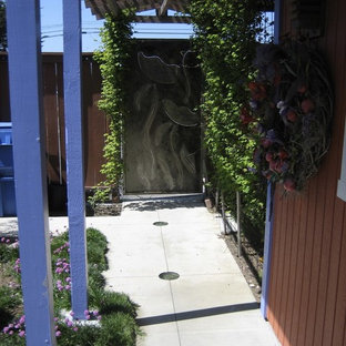 Bild på en eklektisk entré, med metalldörr