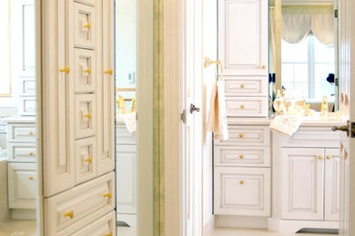 Elegant closet photo in Detroit