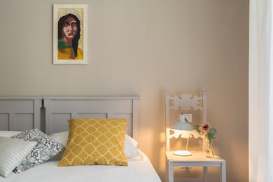 Immagine di una camera da letto eclettica con pavimento in marmo e pavimento multicolore
