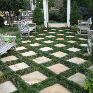 Photo of a traditional garden in Atlanta.