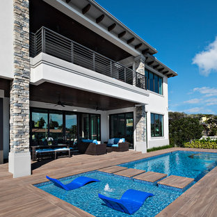 マイアミのトランジショナルスタイルのおしゃれなプールの写真