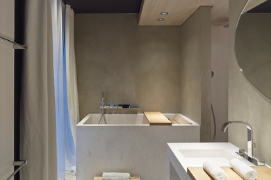 Idée de décoration pour une petite salle d'eau asiatique avec un bain japonais, une douche à l'italienne, un carrelage beige, des dalles de pierre, un mur gris, tomettes au sol, une grande vasque et un plan de toilette en marbre.