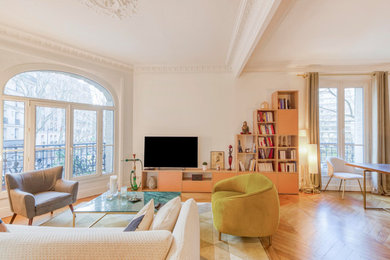 Exemple d'un grand salon éclectique ouvert avec un téléviseur indépendant, un mur blanc, parquet clair, une cheminée standard, un manteau de cheminée en pierre et un sol marron.
