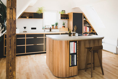 Kleine Moderne Küche mit Kücheninsel in Nürnberg