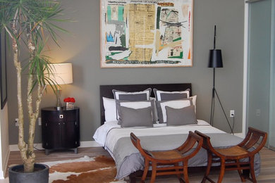 Example of a minimalist bedroom design in Los Angeles