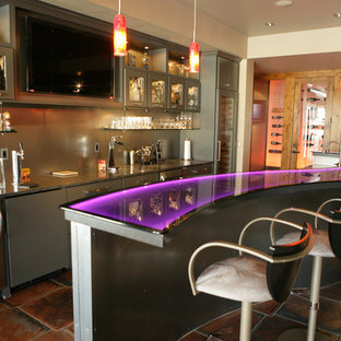 他の地域の大きいコンテンポラリースタイルのおしゃれなウェットバー (ドロップインシンク、ガラス扉のキャビネット、グレーのキャビネット、ガラスカウンター、テラコッタタイルの床、茶色い床) の写真