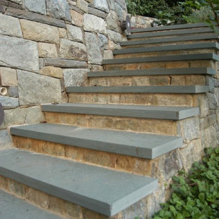 Ejemplo de escalera tradicional con escalones de pizarra