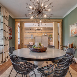 Geschlossenes Country Esszimmer mit grüner Wandfarbe, Laminat und braunem Boden in Richmond