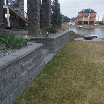 Retaining wall with circular patio