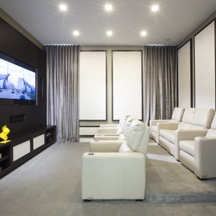 Aménagement d'une salle de cinéma contemporaine fermée avec un mur beige.