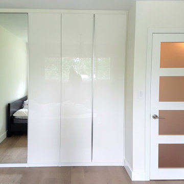 High-Gloss Built-In Wardrobe with Integrated Mirror – Upper Lonsdale