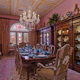 Exemple d'une grande salle à manger victorienne fermée avec un mur rose.