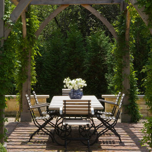 Geräumiger Klassischer Patio hinter dem Haus mit Granitsplitt und Gazebo in Chicago