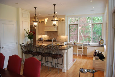 Example of a classic kitchen design in Montreal