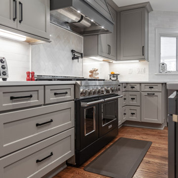 LARGE TWO-TONE KITCHEN