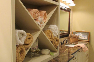 Inspiration for a timeless bathroom remodel in Cleveland