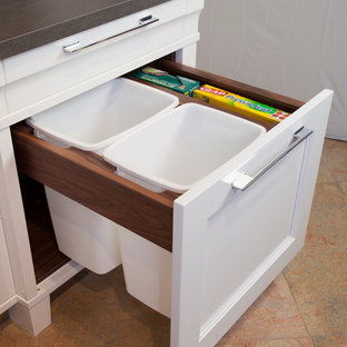 Неиссякаемый источник вдохновения для домашнего уюта: маленькая параллельная кухня в стиле современная классика с обеденным столом, фасадами с утопленной филенкой, белыми фасадами, столешницей из кварцевого композита, бежевым фартуком, фартуком из каменной плитки и мраморным полом