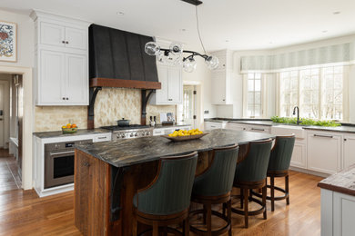 Kitchen - traditional kitchen idea in Richmond with an island