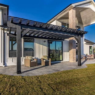Landhaus Pergola hinter dem Haus mit Outdoor-Küche und Stempelbeton in Boise
