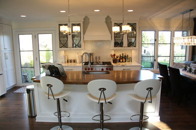 Example of a transitional kitchen design in Chicago