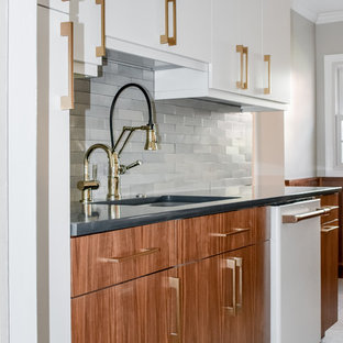 Zweizeilige, Mittelgroße Moderne Küche ohne Insel mit Vorratsschrank, Unterbauwaschbecken, flächenbündigen Schrankfronten, hellbraunen Holzschränken, Mineralwerkstoff-Arbeitsplatte, Küchenrückwand in Grau, Rückwand aus Steinfliesen, weißen Elektrogeräten, Porzellan-Bodenfliesen, weißem Boden und grauer Arbeitsplatte in Washington, D.C.