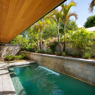 ポートランドのミッドセンチュリースタイルのおしゃれな競泳用プールの写真