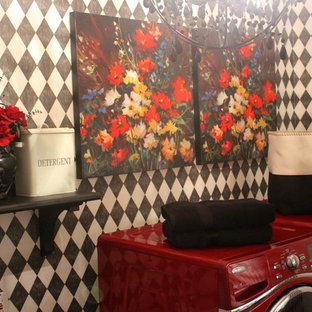 Foto de cuarto de lavado de galera, romántico, de tamaño medio, con lavadora y secadora juntas, pila para lavar, armarios con paneles con relieve, puertas de armario blancas, encimera de madera, paredes multicolor y suelo de madera oscura